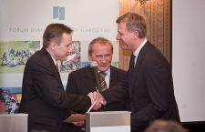 Tomasz Kapliński odbiera podziękowania za wsparcie udzielanego Forum Dialogu